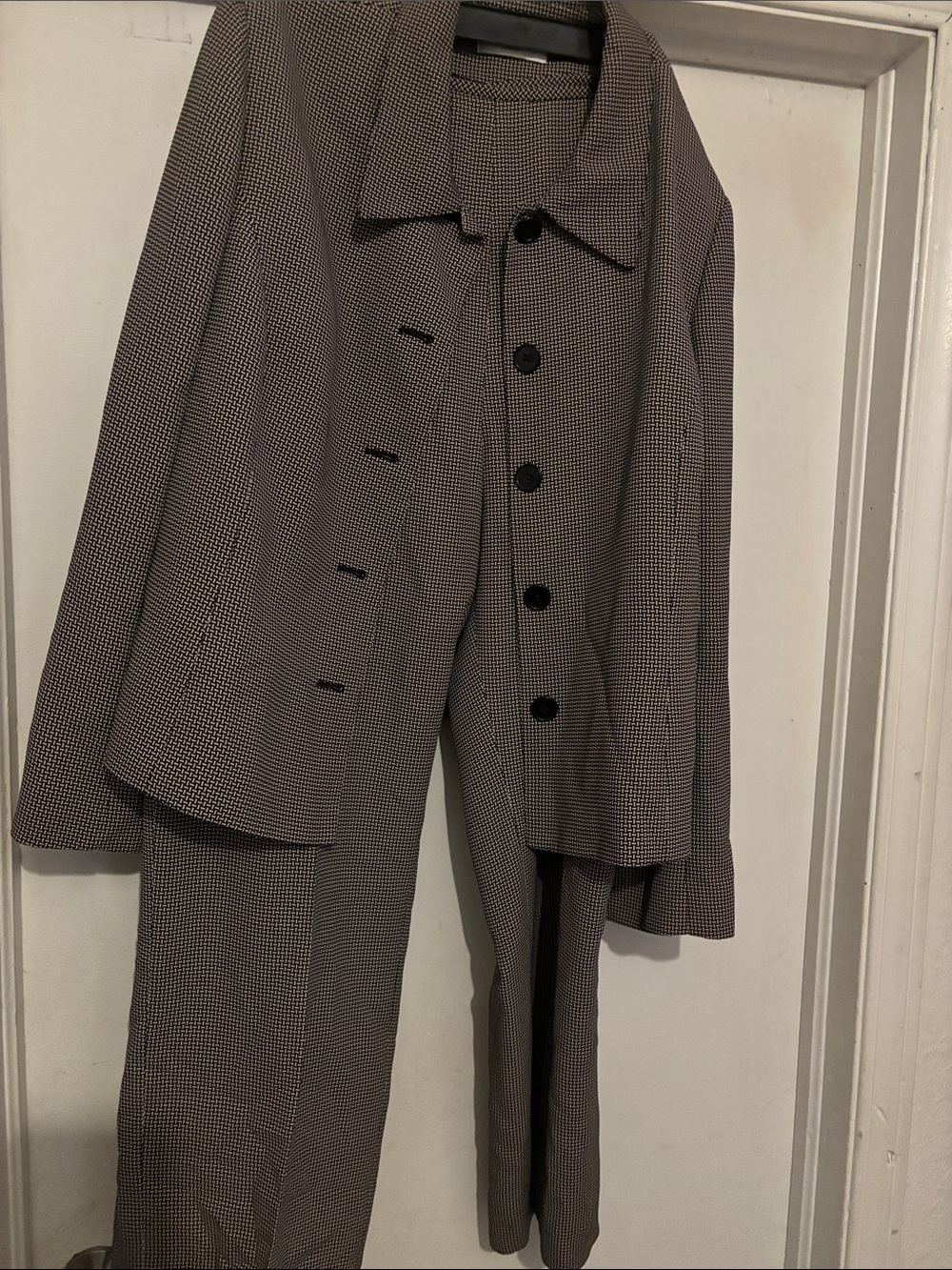 Kasper two-piece Houndstooth Pantsuit. Jacket P2P19, rise 10, inseam 28